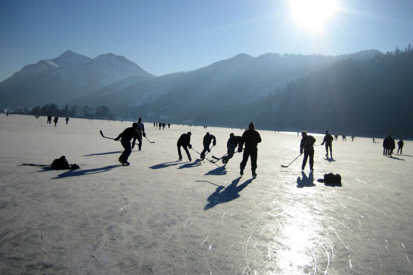 eishockeyspiel-auf-dem-see