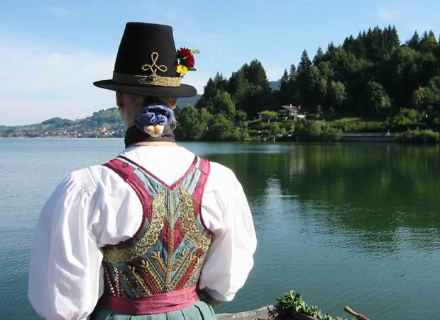 kirchtag-frauen-im-festtagsgewand